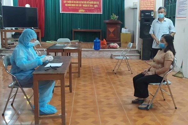 400 nhân viên y tế phục vụ lấy mẫu test nhanh cho hơn 18.000 người dân ở Bắc Giang - Anh 1