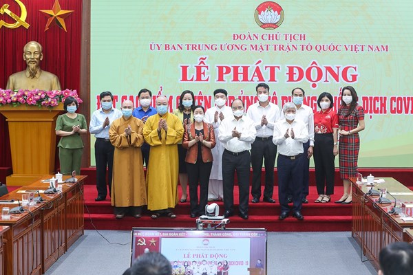 BHXH Việt Nam trao 2 tỉ đồng ủng hộ phòng chống dịch Covid-19 - Anh 1