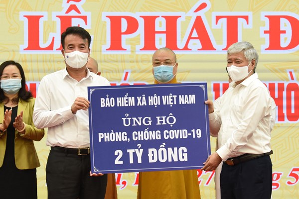 BHXH Việt Nam trao 2 tỉ đồng ủng hộ phòng chống dịch Covid-19 - Anh 2