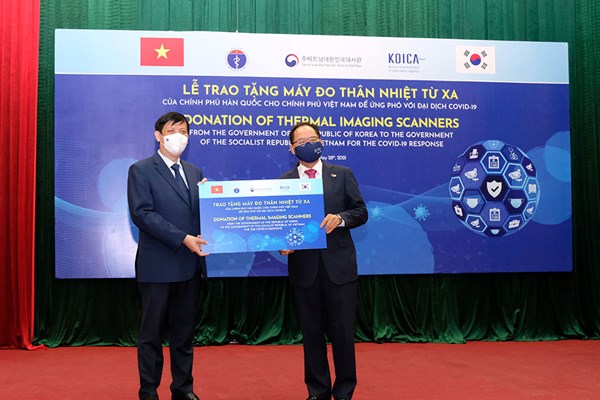 Hàn Quốc tặng ngành y tế Việt Nam máy đo thân nhiệt từ xa - Anh 1