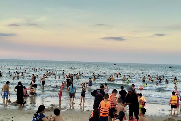 Quảng Nam: Không tụ tập quá 30 người tại cùng một khu vực ở các bãi tắm biển công cộng - Anh 1