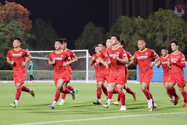 Các đối thủ của tuyển Việt Nam đồng loạt ra trận - Anh 1