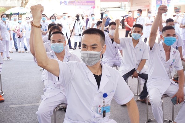Các địa phương tiếp tục chi viện nhân lực cho Bắc Giang, Bắc Ninh - Anh 1
