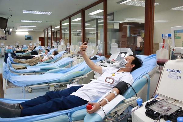 Tặng Bằng khen cho hai sĩ quan công an hiến máu cứu trẻ em trong vùng dịch - Anh 2
