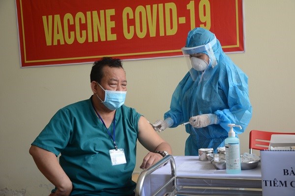Chính phủ nỗ lực để có đủ vắcxin tiêm phòng  Covid-19 cho người dân - Anh 2