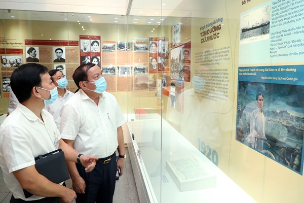 Bộ trưởng Nguyễn Văn Hùng:  Nhiều hình ảnh, hiện vật xúc động ở trưng bày “Người đi tìm hình của nước” - Anh 1