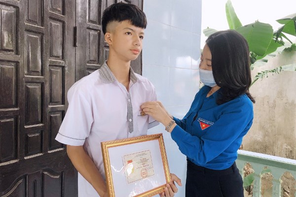 Quảng Bình trao tặng Huy hiệu “Tuổi trẻ dũng cảm” cho một học sinh lớp 10 - Anh 1