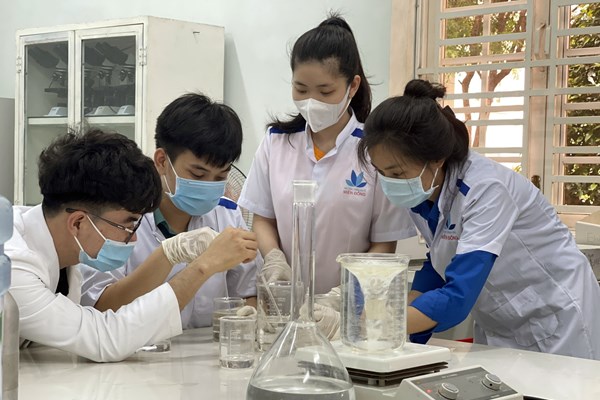 Sinh viên sản xuất 4.000 chai nước rửa tay sát khuẩn phòng dịch Covid-19 - Anh 1