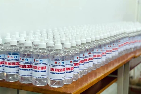 Sinh viên sản xuất 4.000 chai nước rửa tay sát khuẩn phòng dịch Covid-19 - Anh 2
