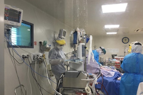 3 nhân viên Bệnh viện Bệnh Nhiệt đới TP.HCM nghi nhiễm Covid-19 - Anh 3