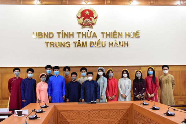 Thừa Thiên Huế: Học sinh mặc áo dài truyền thống đến tham quan trụ sở UBND tỉnh - Anh 3