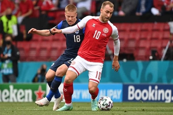 EURO 2020: Thủ quân tuyển Đan Mạch đột quỵ ngay trên sân - Anh 2