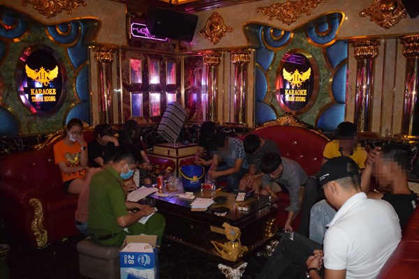 Nhiều quán karaoke ở Quảng Nam mở cửa đón khách, bất chấp lệnh cấm - Anh 1
