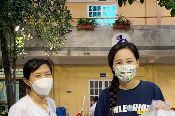 Hoa hậu Mai Phương Thúy cùng nhiều văn nghệ sĩ hỗ trợ cho y bác sĩ Bệnh viện Bệnh Nhiệt đới - Anh 3