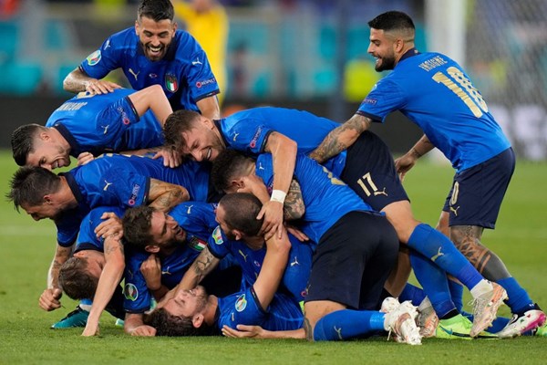 EURO 2020: Xác định đội bóng đầu tiên lọt vào vòng knock-out - Anh 1