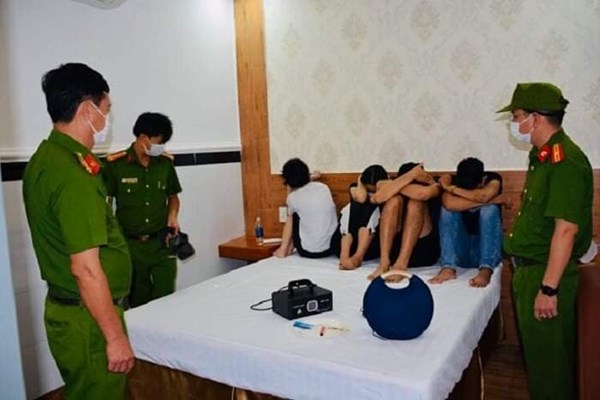 20 nam, nữ thuê khách sạn ở Quảng Nam sử dụng ma túy - Anh 1