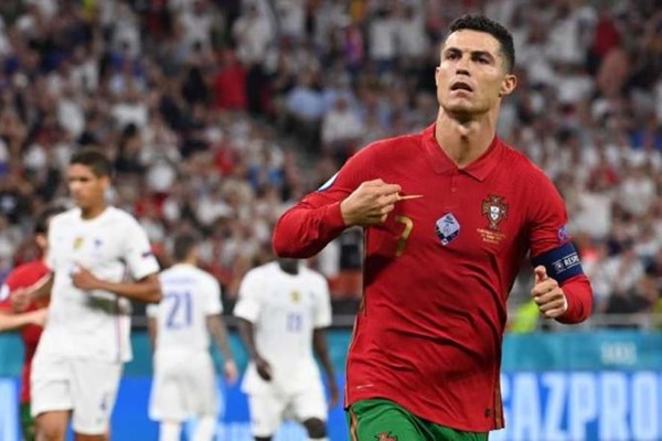 EURO 2020: Ronaldo san bằng kỷ lục ghi bàn nhiều nhất lịch sử cho đội tuyển quốc gia - Anh 1