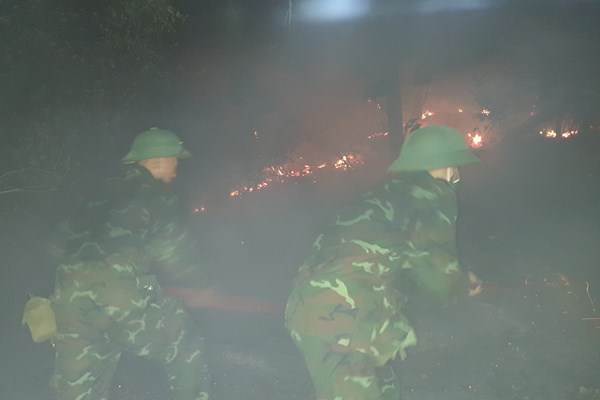 TT-Huế: Hơn 500 cán bộ chiến sĩ xuyên đêm dập lửa, cứu rừng - Anh 1