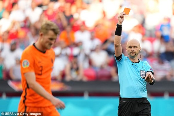 Tấm thẻ đỏ tai hại khiến tuyển Hà Lan bị loại khỏi EURO 2020? - Anh 1