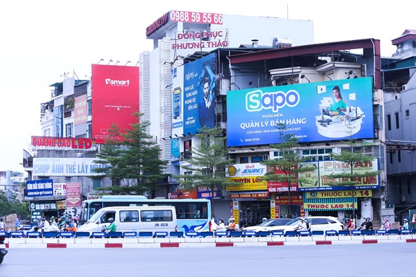 Biển quảng cáo tấm lớn tiếp tục vi phạm trên phố phường Hà Nội: Chính quyền phải vào cuộc ! - Anh 1