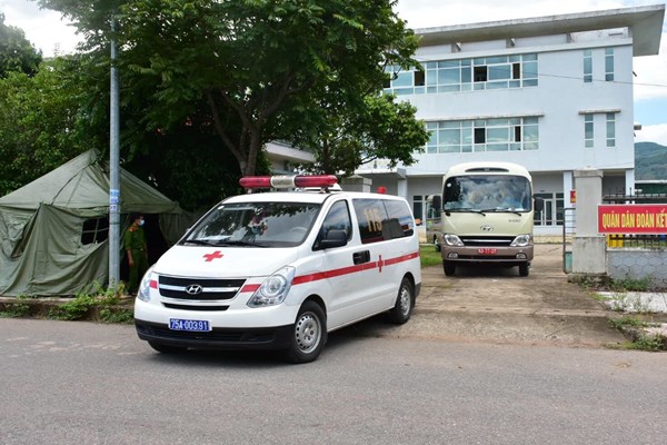 Đón 20 công dân đang cách ly tại tỉnh Quảng Trị về Huế - Anh 1