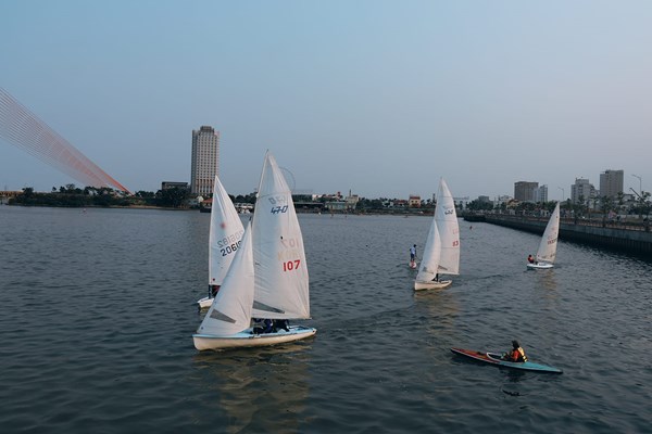 Đà Nẵng: Giải đua thuyền buồm trên sông Hàn góp phần quảng bá du lịch - Anh 1
