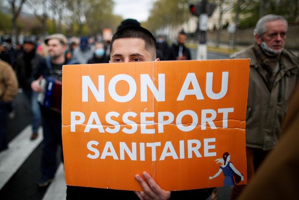 Pháp: Người dân phản đối quy định hạn chế lây lan dịch Covid-19 - Anh 1