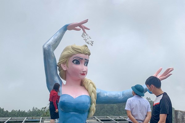 Tượng nữ hoàng băng giá Elsa phiên bản 