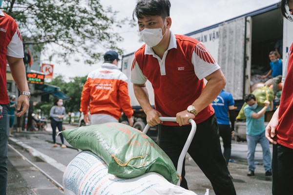 Ca sĩ Thủy Tiên nhận hơn 100 tấn thực phẩm từ Hà Tĩnh hỗ trợ người dân TP.HCM - Anh 4