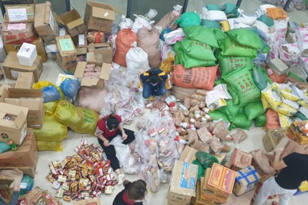 Ca sĩ Thủy Tiên nhận hơn 100 tấn thực phẩm từ Hà Tĩnh hỗ trợ người dân TP.HCM - Anh 6