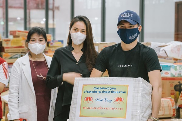 Ca sĩ Thủy Tiên nhận hơn 100 tấn thực phẩm từ Hà Tĩnh hỗ trợ người dân TP.HCM - Anh 1