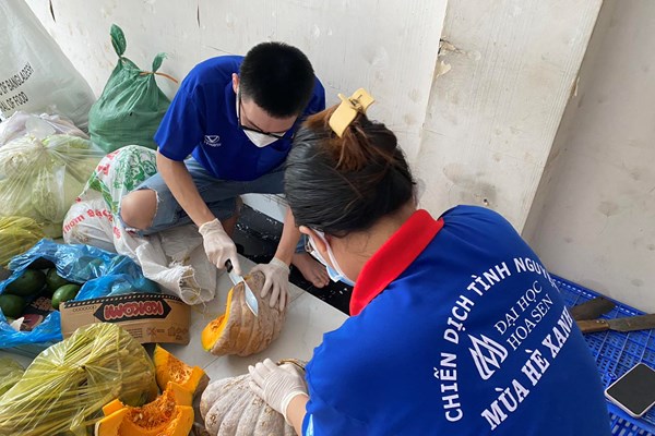 Ca sĩ Thủy Tiên nhận hơn 100 tấn thực phẩm từ Hà Tĩnh hỗ trợ người dân TP.HCM - Anh 5