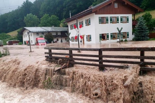 Đức: Quan chức lo ngại hơn 150 người vẫn mất tích trong trận lũ lụt - Anh 1