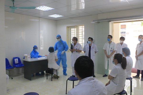 150 y bác sĩ, kỹ thuật viên bệnh viện tuyến Trung ương tiếp tục lên đường tham gia chống dịch tại TP HCM - Anh 1