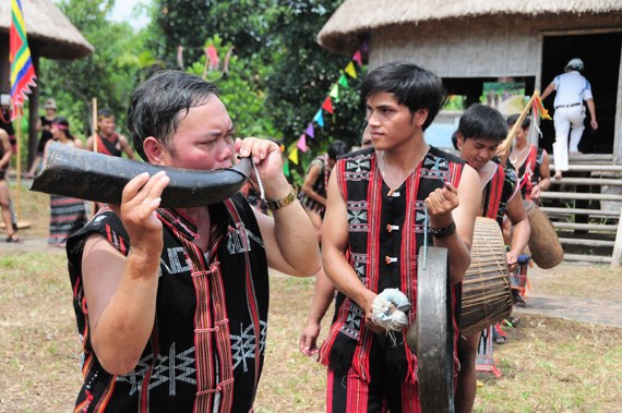 Khám phá văn hóa làng Cơtu tại Làng Du lịch cộng đồng Ta Lang - Anh 3
