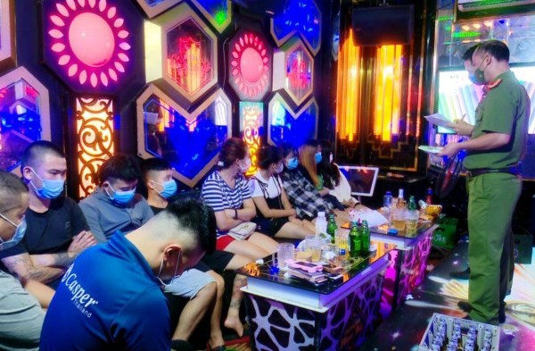 Ninh Bình: Phát hiện 20 đối tượng tụ tập sử dụng ma túy tại quán karaoke - Anh 1