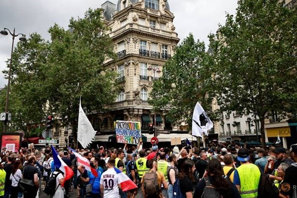 Hàng nghìn người tuần hành phản đối giấy thông hành sức khỏe tại Pháp - Anh 1