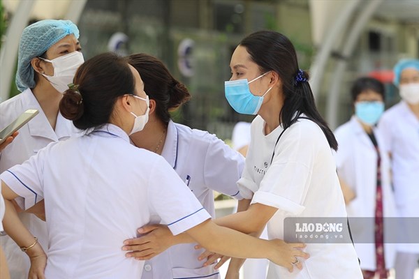 200 y bác sĩ Bệnh viện Bạch Mai vào Nam chống dịch COVID-19 - Anh 1