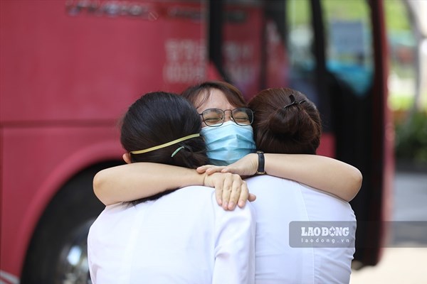 200 y bác sĩ Bệnh viện Bạch Mai vào Nam chống dịch COVID-19 - Anh 3