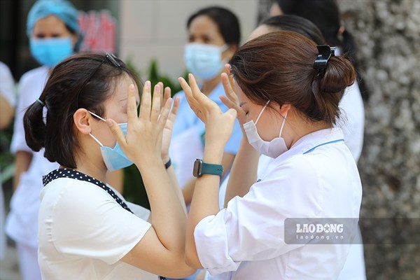 200 y bác sĩ Bệnh viện Bạch Mai vào Nam chống dịch COVID-19 - Anh 4