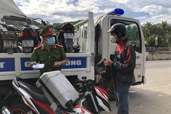 Hơn 8.700 người chạy xe từ tâm dịch phía Nam về Quảng Ngãi, 59 ca mắc Covid-19 - Anh 1