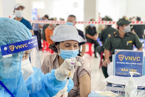 Chi viện 300 nhân viên y tế hỗ trợ Bình Dương thực hiện chiến dịch tiêm vắc xin - Anh 3