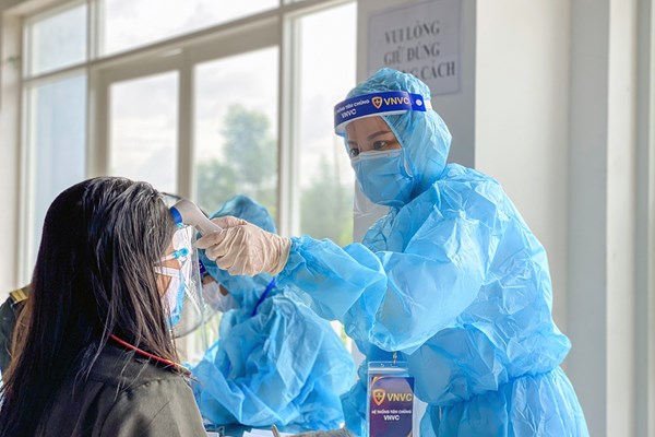 Chi viện 300 nhân viên y tế hỗ trợ Bình Dương thực hiện chiến dịch tiêm vắc xin - Anh 1