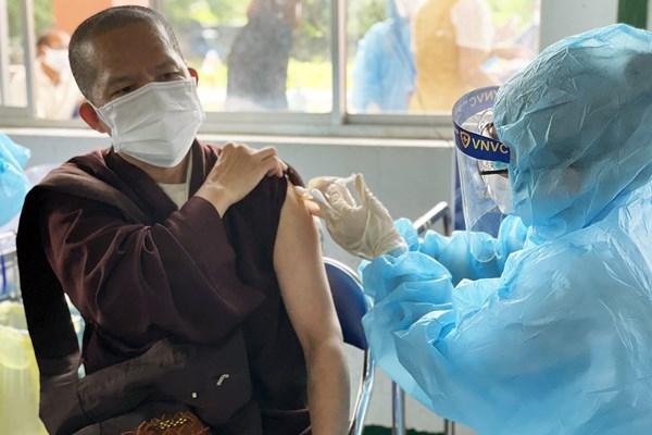 Chi viện 300 nhân viên y tế hỗ trợ Bình Dương thực hiện chiến dịch tiêm vắc xin - Anh 4