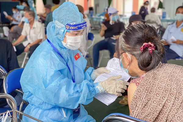 Chi viện 300 nhân viên y tế hỗ trợ Bình Dương thực hiện chiến dịch tiêm vắc xin - Anh 5