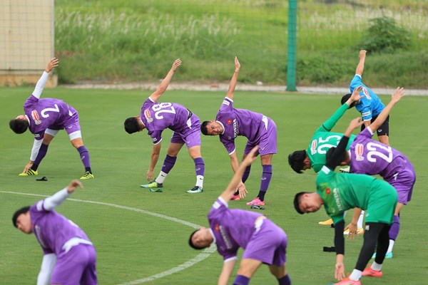 Các tuyển thủ Việt Nam tích cực vận động trong buổi tập đầu tiên - Anh 1