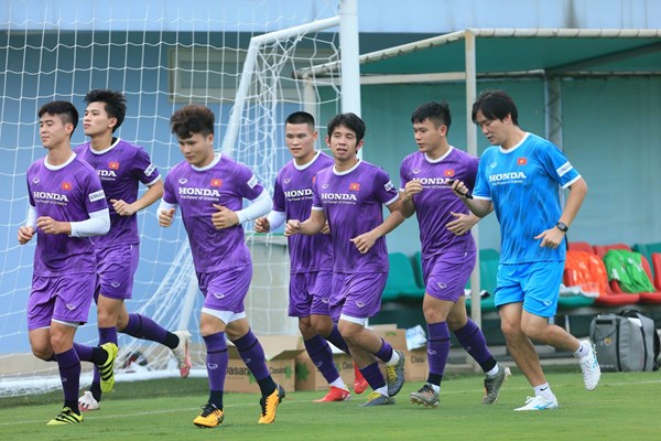 Các tuyển thủ Việt Nam tích cực vận động trong buổi tập đầu tiên - Anh 3