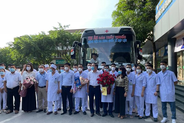 Thanh Hóa thêm 77 y, bác sĩ tình nguyện lên đường vào TP Hồ Chí Minh chống dịch - Anh 4