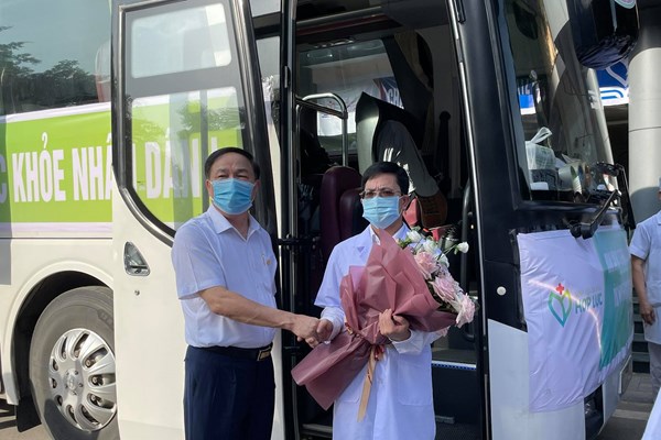 Thanh Hóa thêm 77 y, bác sĩ tình nguyện lên đường vào TP Hồ Chí Minh chống dịch - Anh 1
