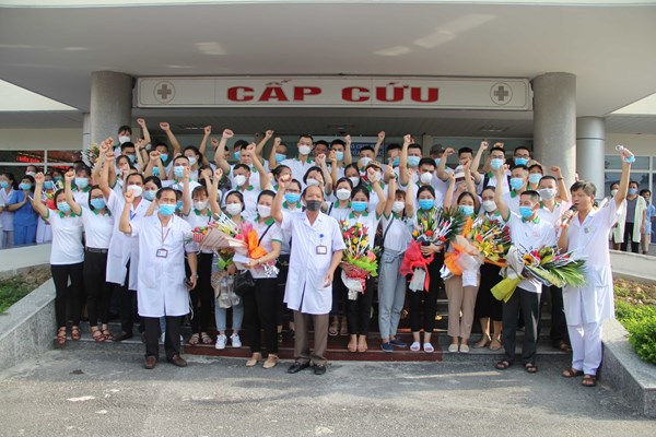 Thanh Hóa thêm 77 y, bác sĩ tình nguyện lên đường vào TP Hồ Chí Minh chống dịch - Anh 2